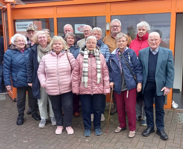 Gruppenfoto vom SoVD vorm Theater in Schleswig